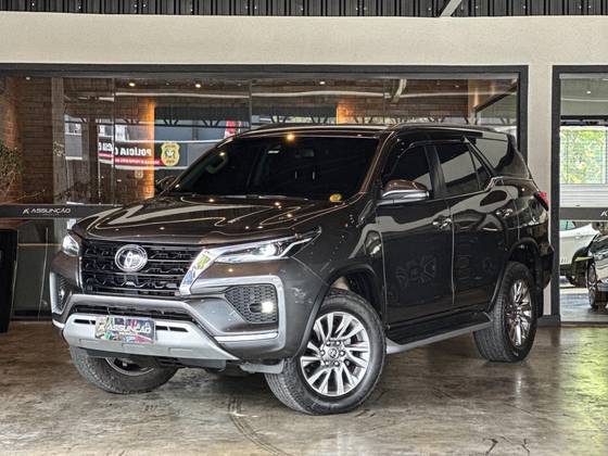 TOYOTA HILUX SW4 2.8 D-4D TURBO DIESEL SRX 7L 4X4 AUTOMÁTICO
